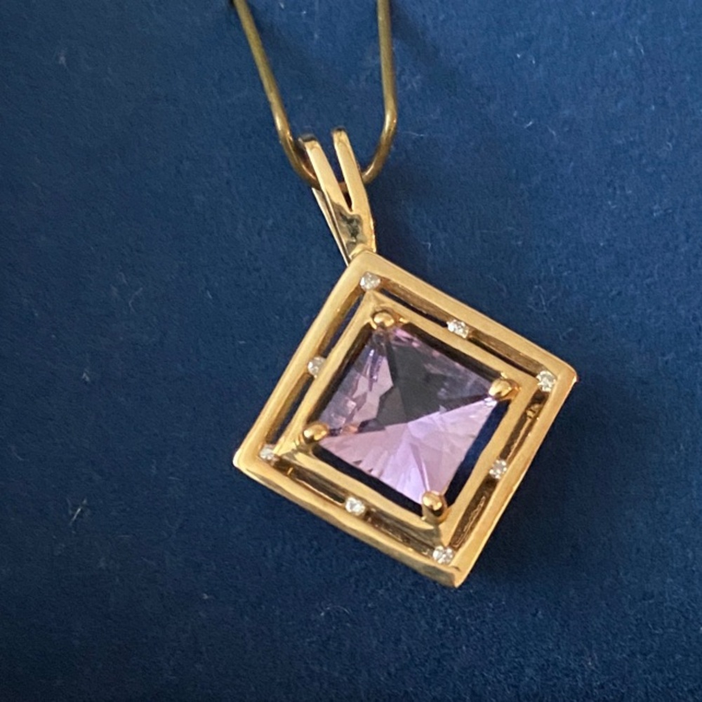 Elegant 14K Gold and Purple Pendant